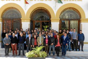 Foto en familia de los representantes políticos y de los alumnos participantes en estas dos acciones