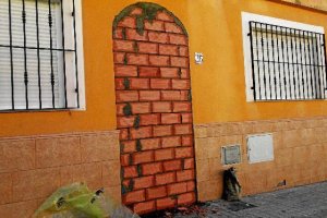 Una de las puertas  de una de las viviendas tapiada.e;clip:rect