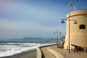 Ayer  fue uno de los días en los que el temporal de Poniente se ‘comía’ la arena de la playa.</title