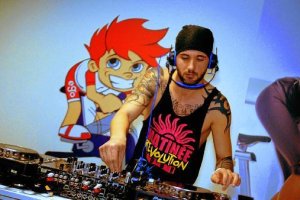 Mr. Danny, dirigiendo la clase de cycling en Ego Sport Center.e