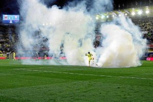 Pereira, retirando el bote de gas lacrimógeno.x