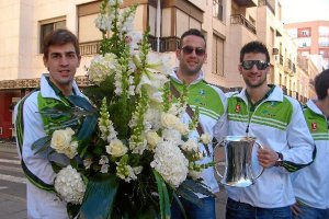 Los capitanes con flores para la Virgen del Mar.e;clip:rect(469