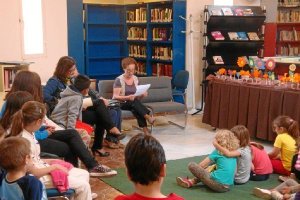 Imagen de una de las actividades desarrolladas en una biblioteca municipal.tyle>.apqj{posi