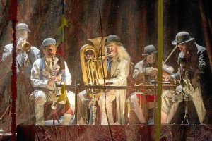 Este ‘Circo Godot’ ha sufrido una destrucción y las víctimas son seres de pista. tyle>.apq