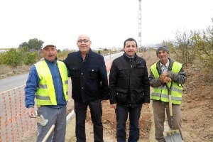 El alcalde y el diputado durante la visita a las obras que se están realizando en la barriada de San
