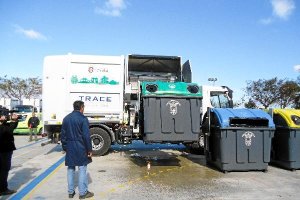 Camión  lavacontenedores de carga lateral que ya forma parte de la nueva flota de maquinaria de Ceut