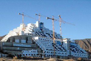Hotel en la playa de El Algarrobico, paralizado en el año 2006e