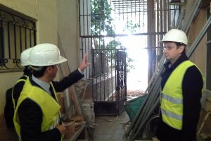 Javier Aureliano García observa los puntales colocados en el Provincial para evitar el derrumbe del 