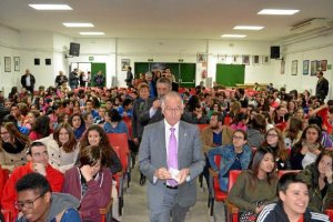 El presidente se dirige al estrado en el IES Martín García Ramos.tyle>.apqj{position:absol