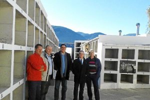 El alcalde junto a personal de la Diputación, en el cementerio.