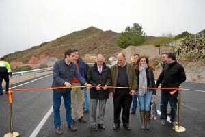 Autoridades y técnicos de Diputación durante el corte de la cinta del tramo inaugurado ayer.</title>