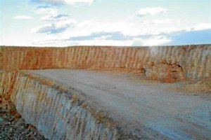Imagen de una cantera y, al fondo, una cueva dañada.e;clip:rect