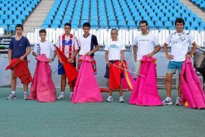 Los Maestros Ruiz Manuel y El César con alumnos de la Escuela Taurina en el Estadio Mediterráneo</ti