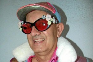 Antonio Membrives, con uno de sus originales y exclusivos atuendostyle>.apqj{position:abso