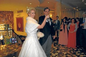 Los novios brindan por su felicidad ante sus invitadose;clip:re