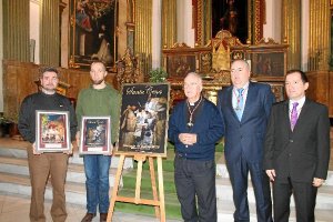 Cartel flanqueado por el autor y el consiliario de la Hermandad.tyle>.apqj{position:absolu