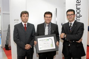 Manuel Domínguez  con el diploma que acredita el premio obtenido por Domporte.tyle>.apqj{p