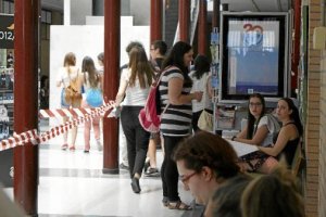 Estudiantes  de la Universidad de Almería en uno de los aularios.tyle>.apqj{position:absol