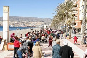 Una multitud acudió ayer para disfrutar de un agradable mañana en el Paseo Marítimo.tyle>.