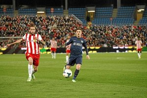 Aleix Vidal en una jugada del Almería-Málagax,a