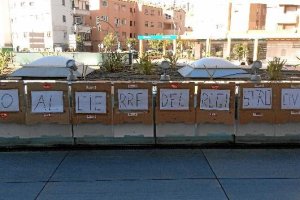 Pancarta colocada ayer por CCOO en la Ciudad de la Justicia de Almería. tyle>.apqj{positio