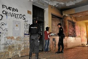 Controles  de la Policía Nacional en El Ejido y departamento de Policía Científica de la Comisaría L