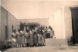 Familia González completa en el patio de su casa de Balerma justo antes de la guerra.tyle>