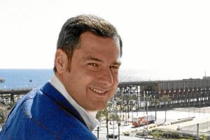 Juan Manuel Moreno Bonilla, ayer, en la terraza del Gran Hotel Almería.tyle>.apqj{position