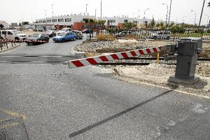 Imagen del paso a nivel de El Puche con las barreras bajadas esperando que pase el ferrocarril. </ti
