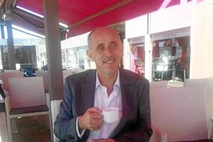 Basilio Romero en la terraza de la Dulce Alianza Playa. e;clip: