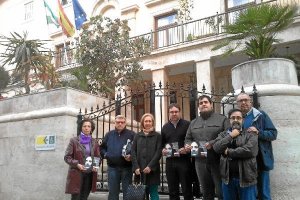 Militantes socialistas frente a la puerta de la Subdelegación del Gobiernotyle>.apqj{posit