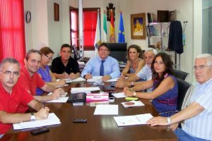 El alcalde, Rogelio Mena, en el centro, acompañado por los concejales del equipo de Gobierno sociali