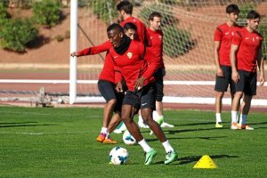 Jonathan es titular en el Almería. o,