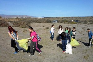 Alumnos del ies alquián recogiendo residuos en la playa de El Perdigal.tyle>.apqj{position