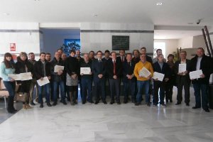 Artesanos del Almanzora muestran sus reconocimientos en una foto de familia con el consejero (en el 