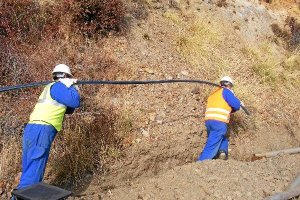 Operarios del Plan de Choque en el municipio de Fiñana.e;clip:r