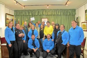 Alumnos del taller, junto con la delegada y el alcalde,e;clip:r