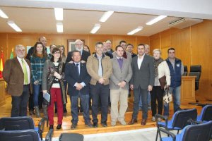 Políticos del Valle, empresarios, artesanos y responsables de Industria tras el acto.tyle>