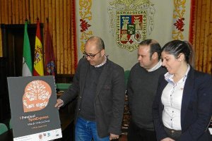 Fernández, Jódar y Navarro, junto al cartel anunciador.e;clip:r