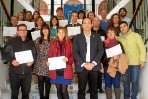 Los alumnos posan con sus diplomas, junto con el alcalde.e;clip