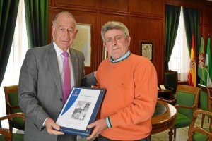 Gabriel Amat ha entregado al alcalde el proyecto básico de ejecución.tyle>.apqj{position:a