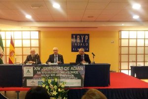 El rector, Pedro Molina, el consejero Luciano Alonso y el ex presidente de Adian.tyle>.apq