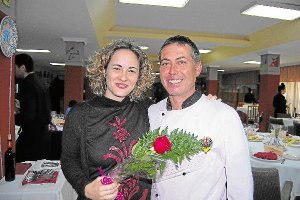 El le regaló a ella una rosa y almorzaron en la Escuela de Hosteleríatyle>.apqj{position:a