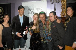 Antonio Canales y la almeriense Angela Alonso (centro) durante la galatyle>.apqj{position: