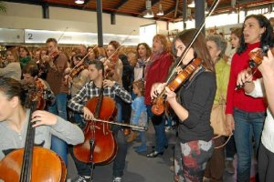 Un momento del concierto por sorpresa del pasado sábado en Almería.tyle>.apqj{position:abs
