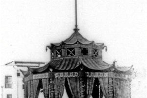 Quiosco que se montó en Almería para recibir a Isabel IIe;clip: