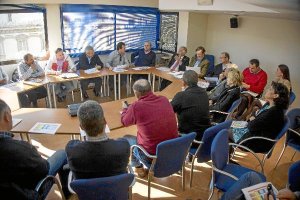 Reunión de los responsables del Partido Popular con regantes y agricultores. tyle>.apqj{po