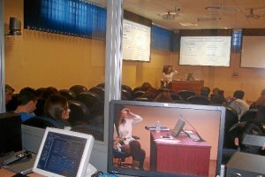 Clase en directo y online de un máster, en el Centro de Producción de Contenidos digitales de la UAL