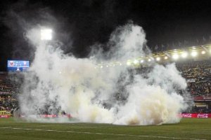 Bote de gas en El Madrigal obligó a suspender el partido temporalmentetyle>.apqj{position: