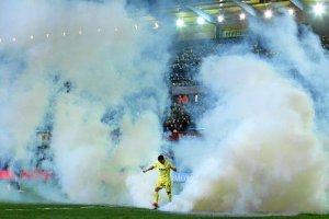 Los futbolistas atendieron la indicación del árbitro y volvieron al vestuario.tyle>.apqj{p